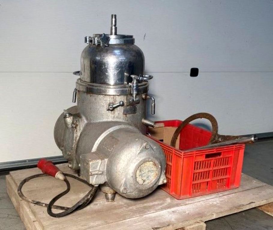 Westfalia MM 1254 warm milk separator, SS clad.